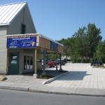  Bureau d'accueil touristique adjacent au stationnement